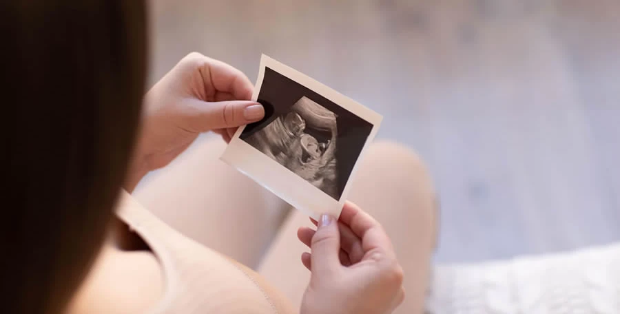 Rendgenski snimak bebe u stomaku.